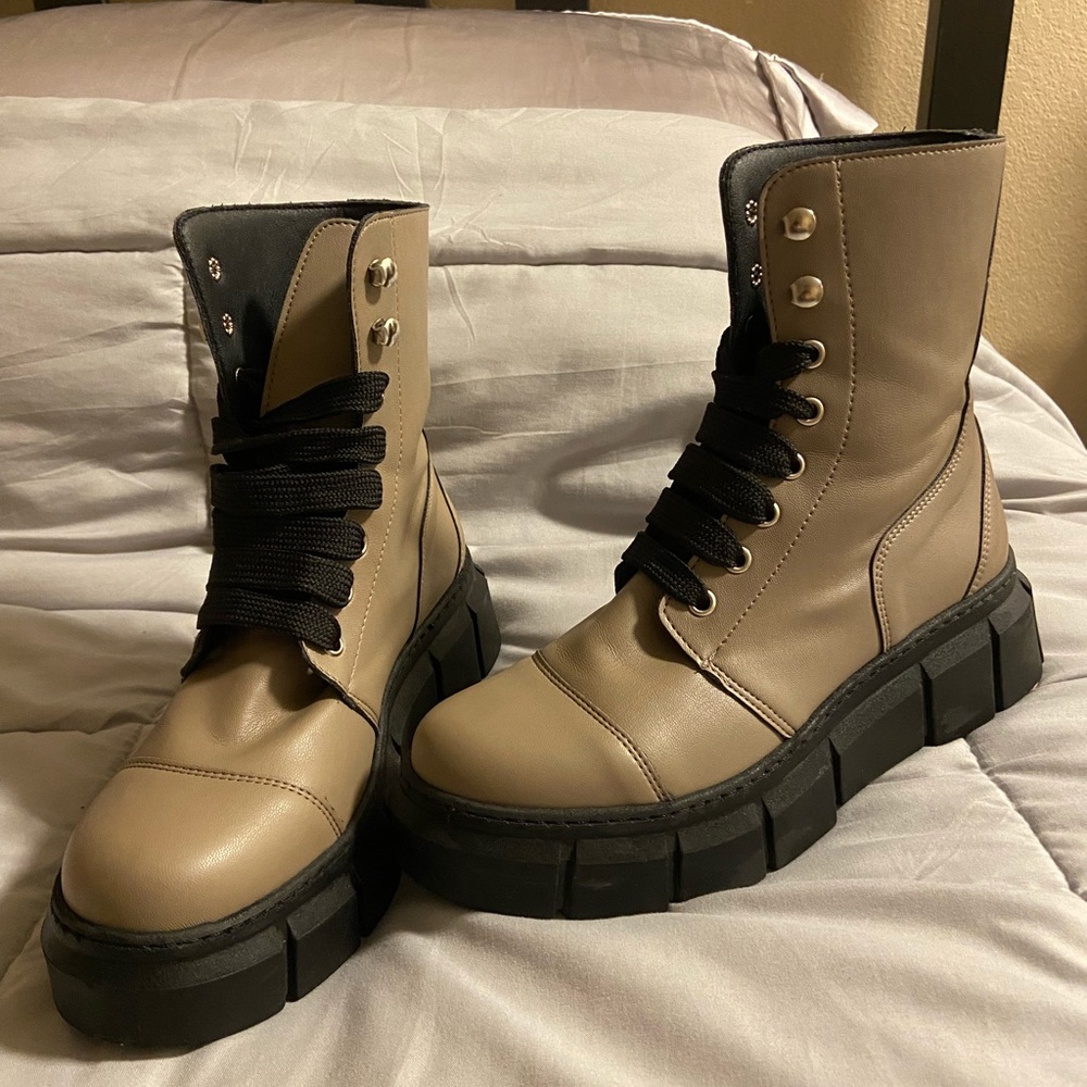 Size: 37 Alohas combat boots from Spain